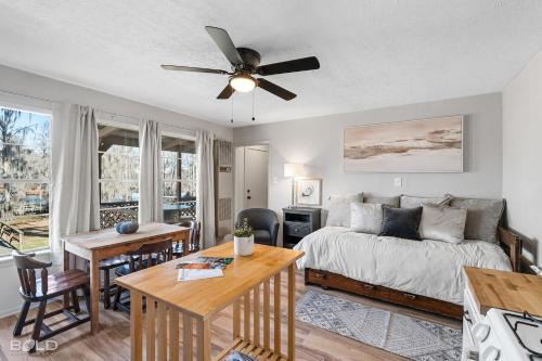 Uncertain Maison | Lakefront Southern Pearl With Kayaks & Canoes