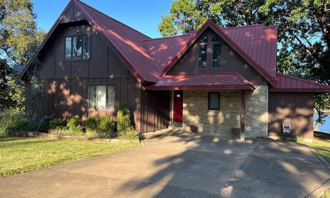 Vinita Maison | LAKEFRONT! Spacious 5-bedroom house on Grand Lake with 3 slip dock