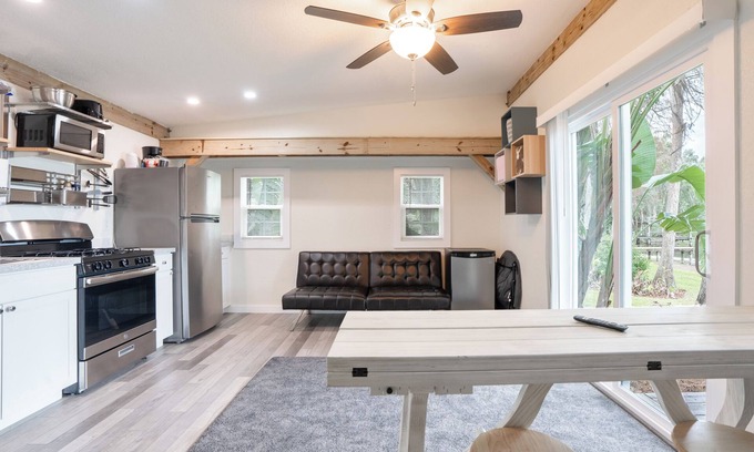 Lutz Maison | Lakefront Studio - Cozy - Stunning Views