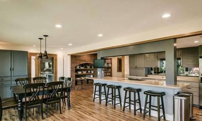 Longmont Maison | Lakefront STUNNER 15 minutes from Boulder