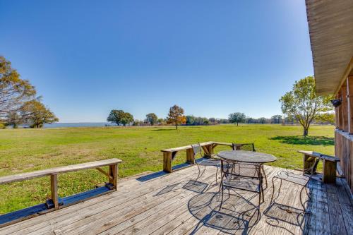 Quinlan Maison | Lakefront Texas Gem with Indoor Pool and Water Access