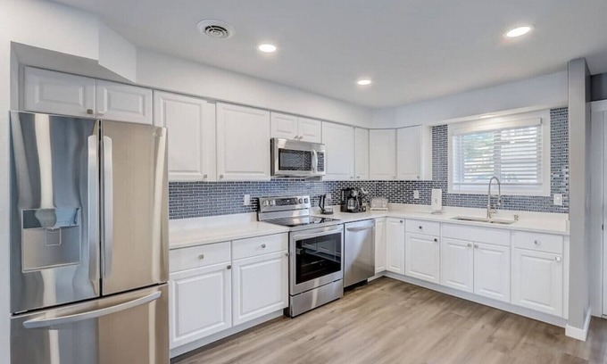 Lake Delton Copropriété | Lakefront Therapy - Newly Remodeled Luxury Listing by Experienced Host
