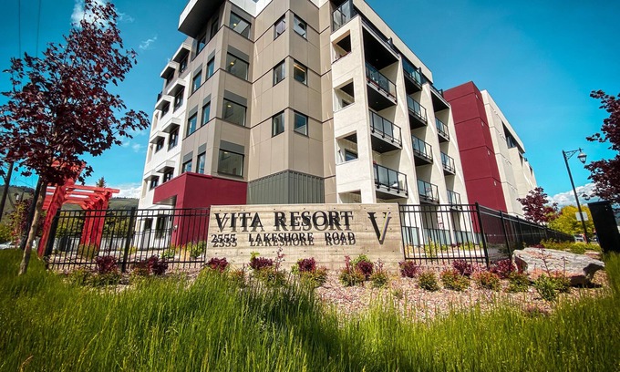 Vernon Station Balnéaire | Lakefront Top Floor Suite w/ resort amenities