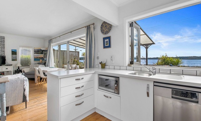 Rotoma Maison | Lakefront Treasure - Lakefront Rotomā Holiday Home