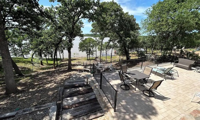 Denton Maison | Lakefront vacation mins to The Olana