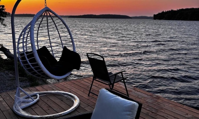 Roseneath Maison | Lakefront w/5 Bedrooms+Jacuzzi + Game Tables