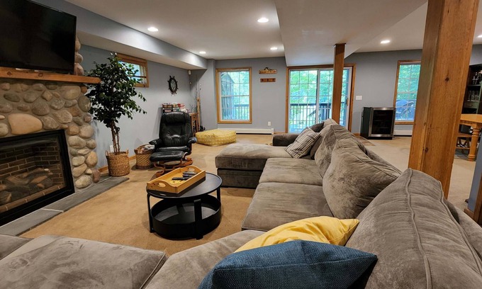 Athens Chalet De Ski | Lakefront w/Dock! Family Friendly Amenities, Close to skiing and Hudson, NY