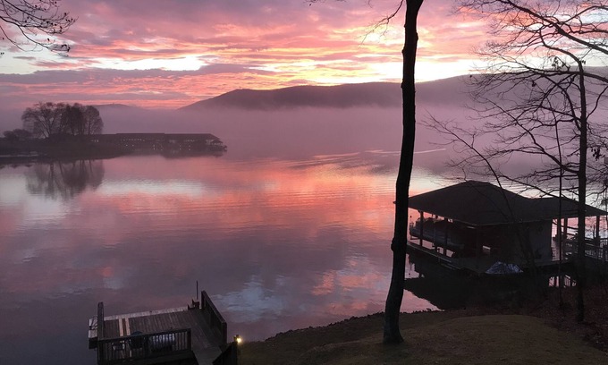 Penhook Maison | Bord de lac avec une vue imprenable sur la montagne et le lac, les quais, le foyer, les kayaks et plus encore