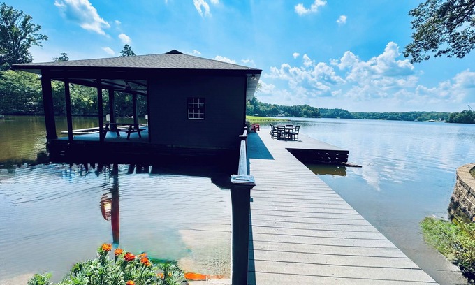 Leasburg Maison | Lakefront with Million Dollar Views on HYCO Lake