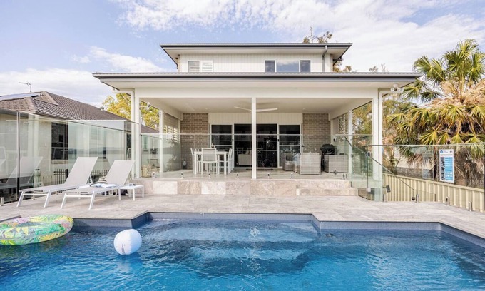 Lake Macquarie City Council Maison | Sunset Lakefront with Private Pool – Your Dream Coastal Oasis!