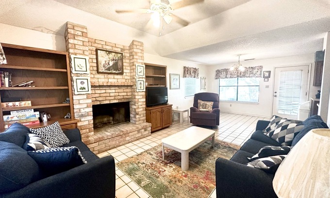 Dinero Maison | Lakehouse at Lake Corpus Christi with pier