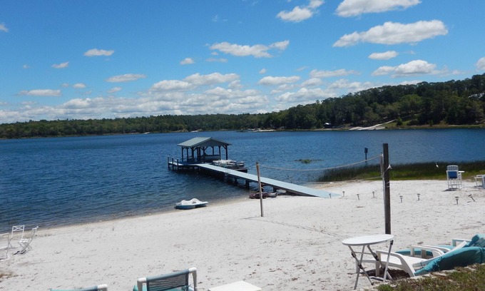 Putnam Hall Maison | LAKEHOUSE CLOSE TO GAINSVILLE, BEACH,DOCK, GAME ROOM WITH ADDITIONAL BUNK ROOM