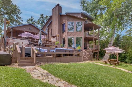 West Livingston Maison | Lakehouse Hot Tub, Waterslide, Game Room and Kayaks