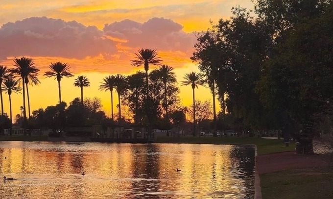 Litchfield Park Maison | Lakehouse in Old Litchfield Park