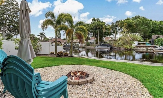 Palm Harbor Maison | Lakehouse Living w/ Firepit and Boat Dock to relax and Enjoy the Sunset