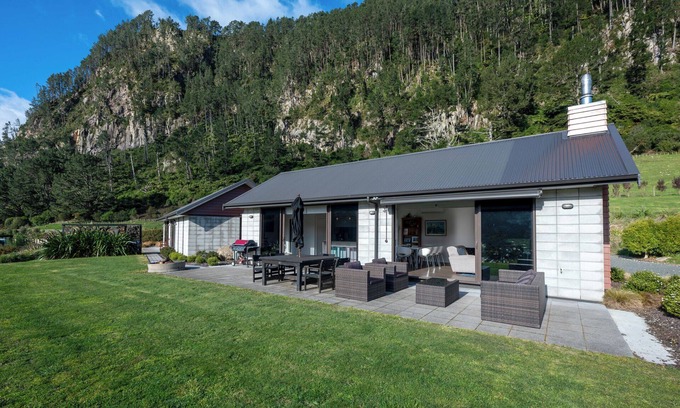 North Island Maison | Lakehouse Retreat - Whakamaru Holiday Home