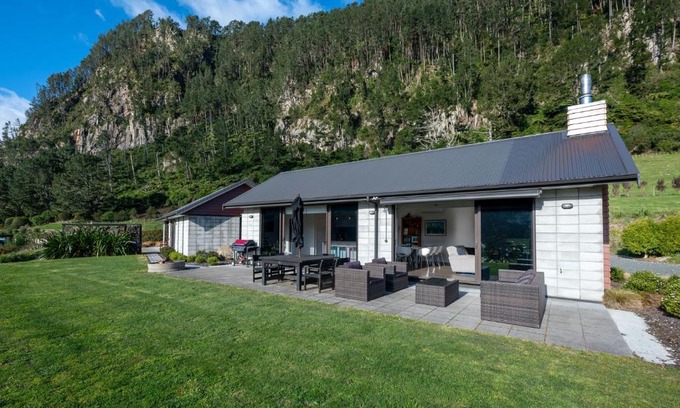 North Island Maison | Lakehouse Retreat - Whakamaru Holiday Home