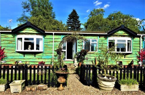 Beckingham Maison | Lakeland Lodge with private Hot Tub and fishing