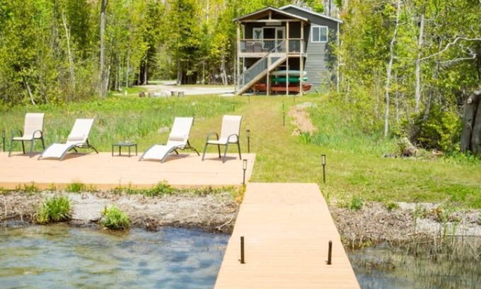 Alpena Maison | LakeLife, 4Q Bed, Wooded/Private, Kayaks, SpaShower, Luxe, Firepit, 2ndStoryDeck
