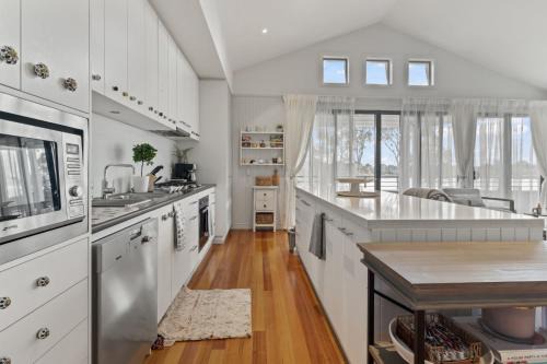 Sanctuary Lakes Maison | Lakeside 3-Bed Family Home with Amazing Views