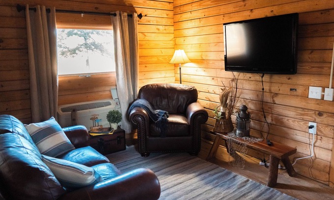 Hattieville Cabine | lakeside 3: Charming 2-bedroom cabin with AC and WiFi in peaceful Solgohachia