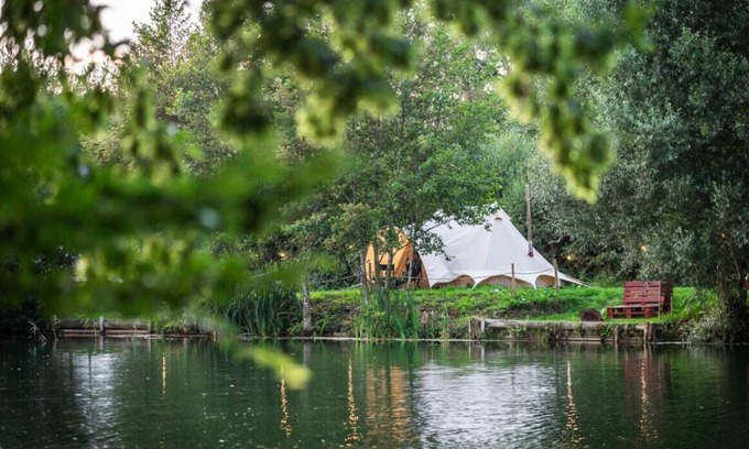 Nunney Location De VR | Lakeside Bell Tent - Canvas Suite at Marston Park