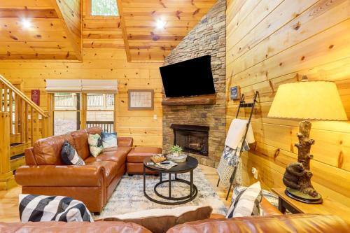 Walnut Mountain Maison | Lakeside Cabin Game Room, Dock, Orchard, Wineries
