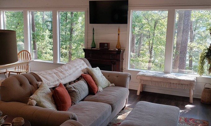 Avinger Maison | Lakeside Cabin on Lake O' the Pines Tx