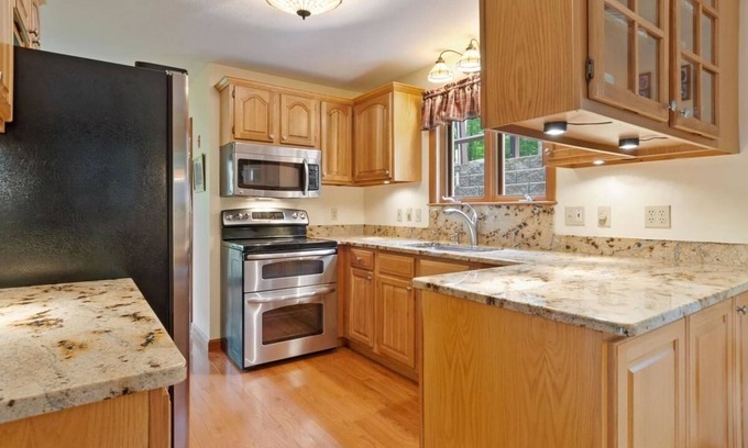 Barnstead Chalet De Ski | Lakeside Charm, Private Beach, Gun Stock, Locke Lake, all season memories
