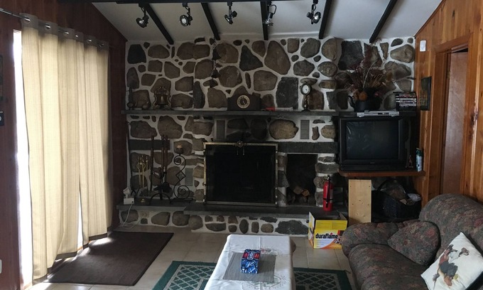 Lantier Chalet De Ski | Lakeside Cottage Located In The Heart of the Laurentians (near St Agathe)