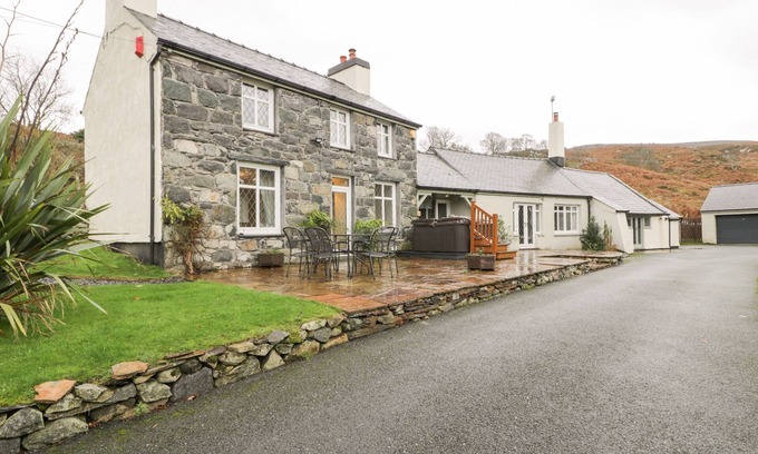 Cwm-y-glo Cottage | LAKESIDE COTTAGE, pet friendly, character holiday cottage in Llanrug