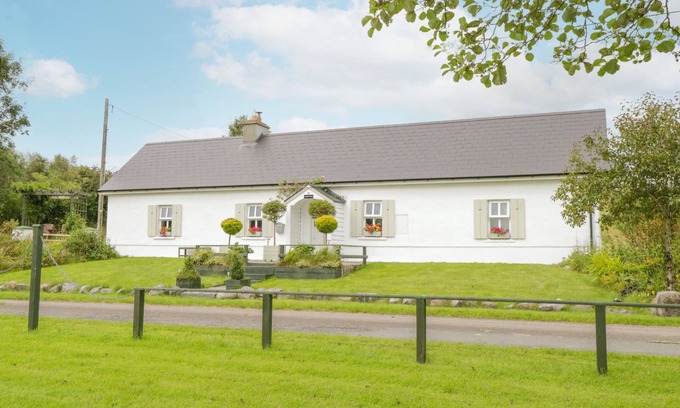 Ballyroddy Cottage | LAKESIDE COTTAGE, romantic, with open fire in Boyle, County Roscommon