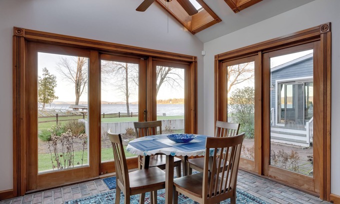 Newport Appartement | Lakeside Couple's Escape w/ Dock in Newport!