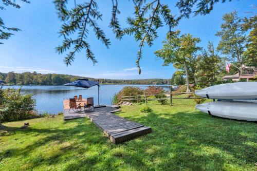 Lake Ariel Maison | Lakeside, Dock, Hot Tub, Kayaks, Arcade, Playset