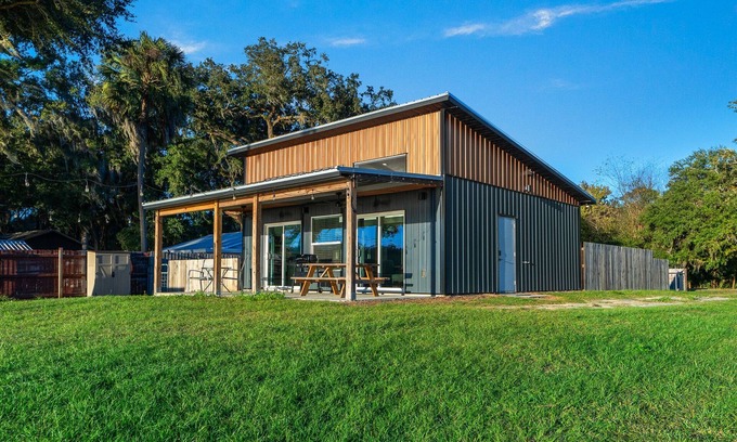 Silver Springs Maison | Lakeside Getaway with Kayaks!