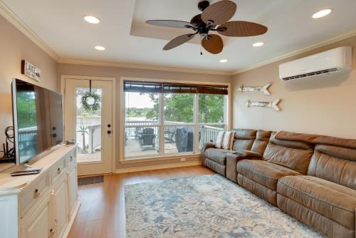 Jefferson Maison | Lakeside Haven with Deck and Views in Jefferson!