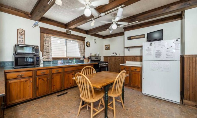 Inlet Maison | Lakeside House Overlooking Beautiful 4th Lake@ Stiefvater's Lakeside Cottages