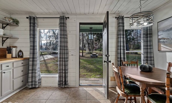 Uncertain Cabine | Lakeside Landing- Lakefront w/Canoe & Porch, Caddo Shores Cabins, Uncertain, Texas