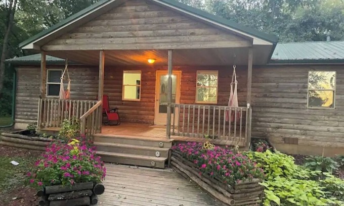 Pittsfield Cabine | Lakeside Lodge of LEGENDS; A Wilderness Wanderer’s Wonderland