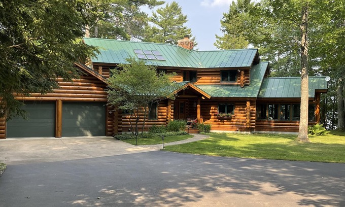 Conover Maison | Lakeside Lodge Vacation Rental. See discounts below for less than 12 people.