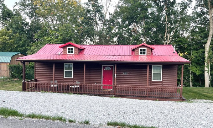 Somerset Cabine | Lakeside Loft-Brand new cabin, water view, close to ramp and large boat parking!