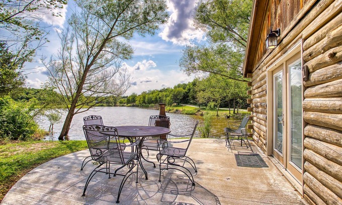 Sand Springs Cabine | Lakeside Log Cabin on private ranch