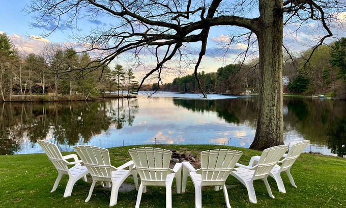 Trumbull Maison | Lakeside luxury: beautiful, relaxing 4 bedroom home