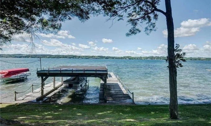 Skaneateles Maison | Lakeside Luxury Retreat- 5 Bedroom home with expansive Skaneateles lake frontage