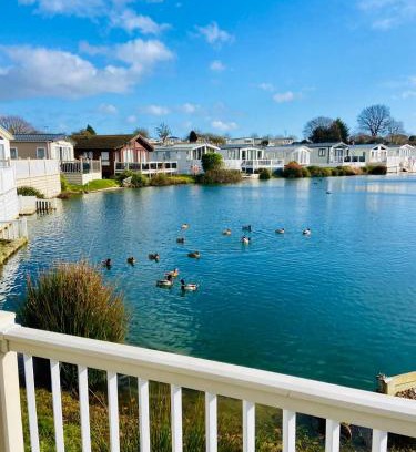 Clacton-on-Sea Maison | Lakeside mini lodge