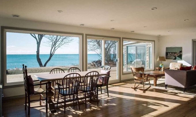 Wellington Maison | Lakeside PEC: Beautiful Waterfront & Patio