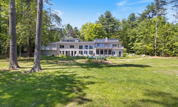 South Casco Maison | Lakeside & Pet-friendly 4 BR House in Raymond With AMAZING Yard and Private dock