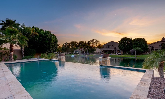 Balboa Way Maison | Propriété au bord du lac avec piscine à débordement et bain à remous
