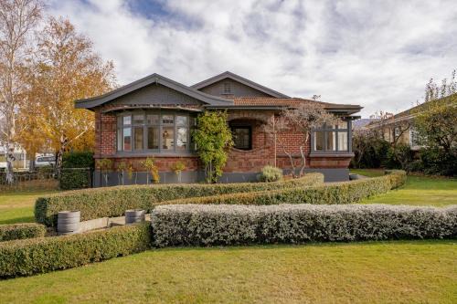 Lowburn Maison | Lakeside Retreat - Cromwell Holiday Home
