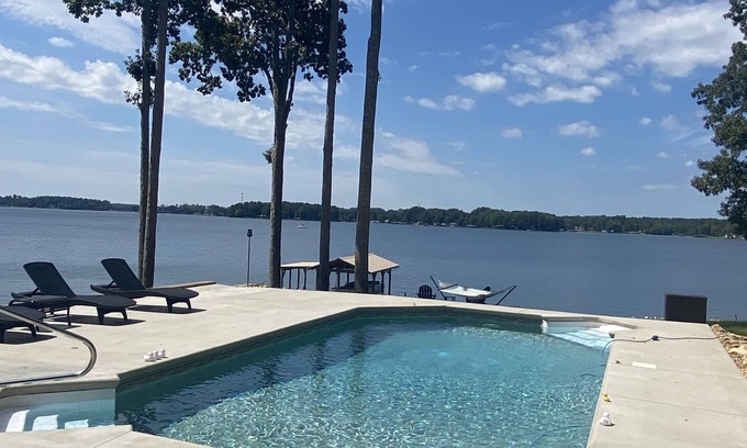 Greenwood County Maison | Lakeside Retreat Entire House Inground pool, kayaks, dock